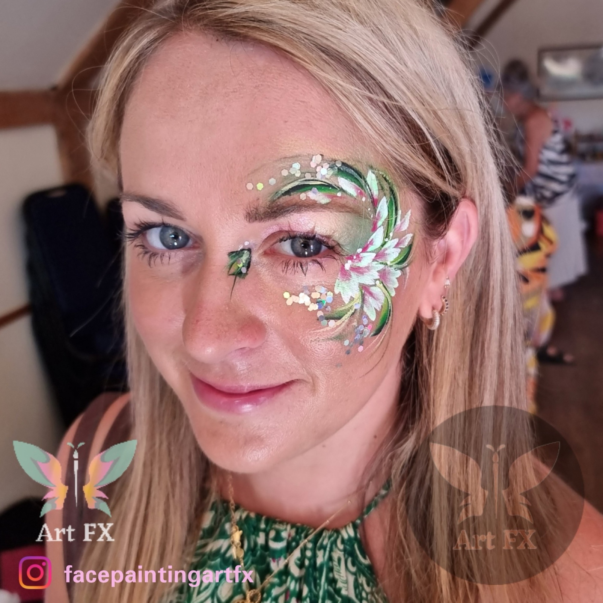 Glitter Bar - PhotoGrid_Site_1660072548485.jpg