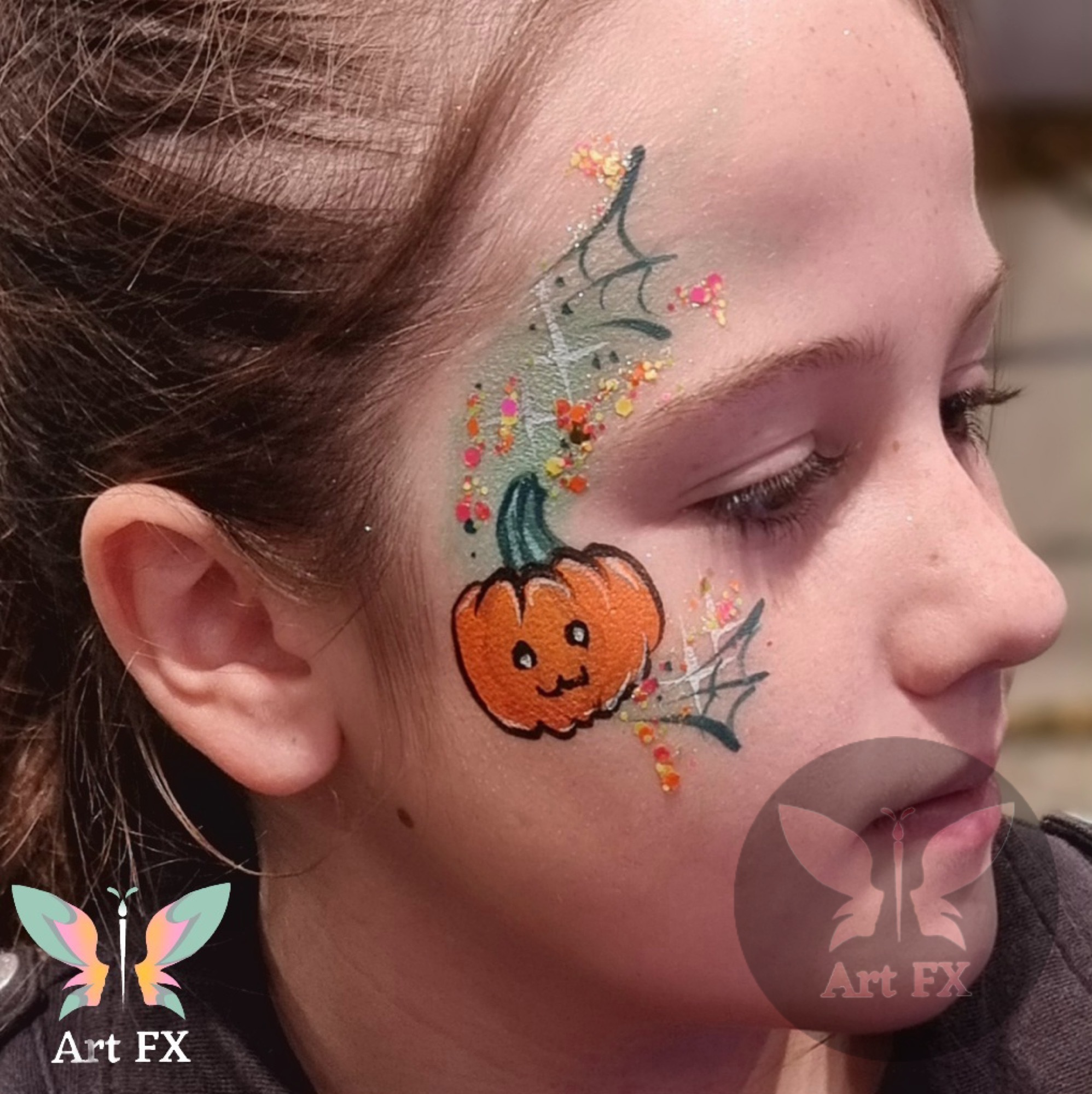 Men's simple skull and cracked skin face painting makeup